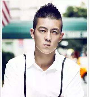 最新發(fā)型圖男，小巷深處的時(shí)尚風(fēng)采