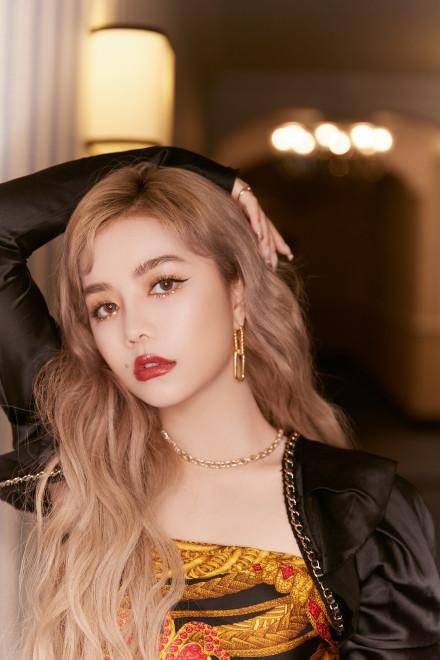 女明星最新發色引領時尚潮流