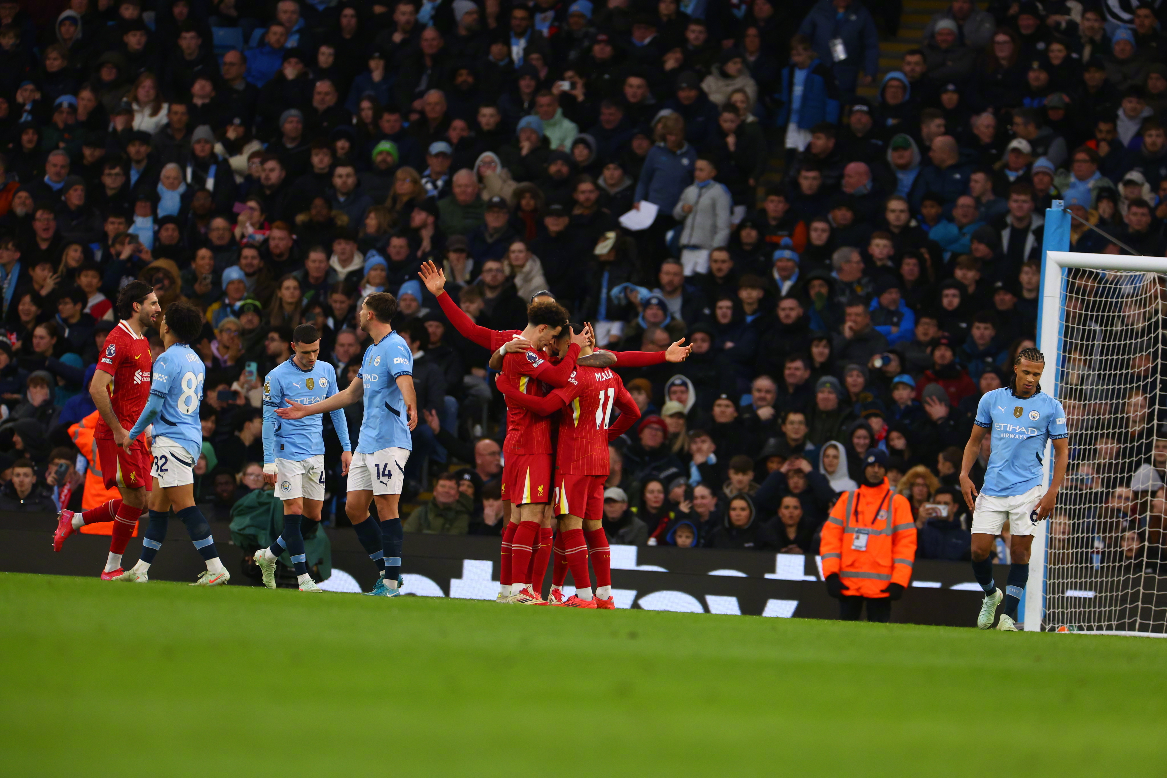 曼城與利物浦對決前瞻,小巷中的激情碰撞,最新預測揭秘勝者懸念